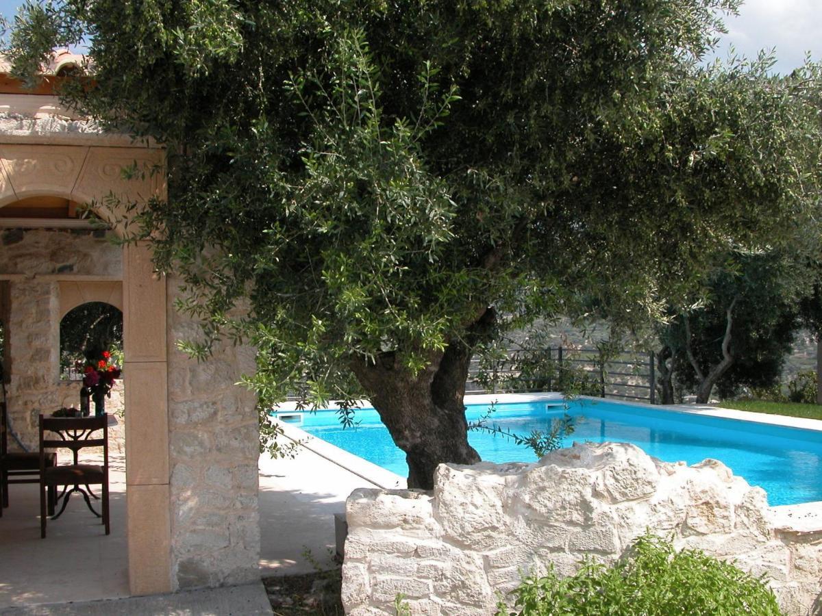 Вилла Sprawling Vlilla In Malades Agios Sillas Экстерьер фото